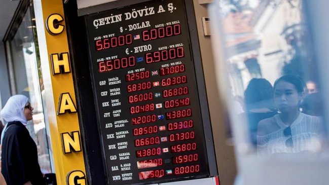 Gobierno de Turquía investiga 346 cuentas de redes sociales por criticar la economía