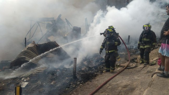 Incendio destruyó cuatro viviendas en campamento de Antofagasta