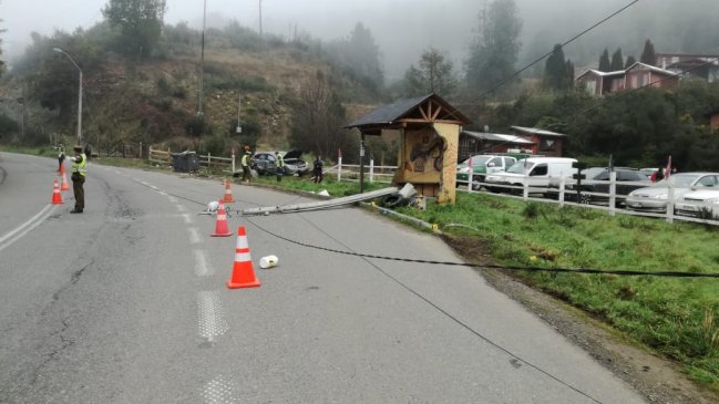 Vehículo impactó a un poste y cayó sobre una mujer en la ruta entre Valdivia y Niebla