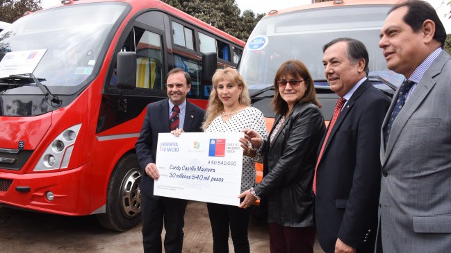 Entregan más de 800 millones para renovar flotas de taxis y buses de Arica y Parinacota
