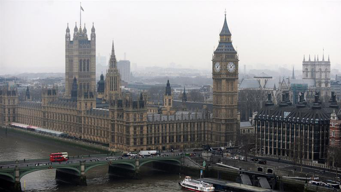 Un automóvil se estrelló contra las barreras del Parlamento británico