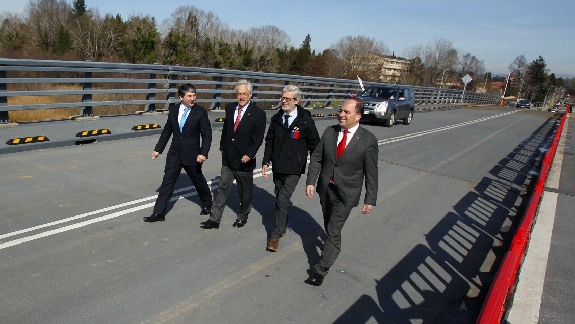 Piñera encabezó apertura de puente Cau Cau: Decidimos no quedarnos llorando