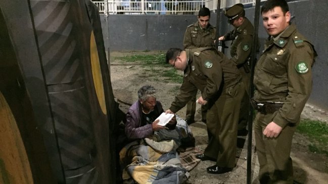 Gente en situación de calle de Lloleo fue sorprendida con cena que repartió Carabineros