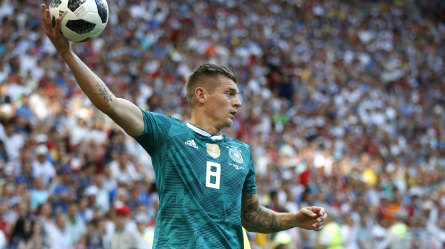 Kroos aseguró que seguirá jugando para en la selección y criticó a Özil