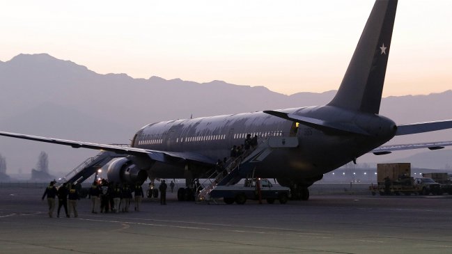 En un avión de la FACh fue sacado del país medio centenar de colombianos expulsados