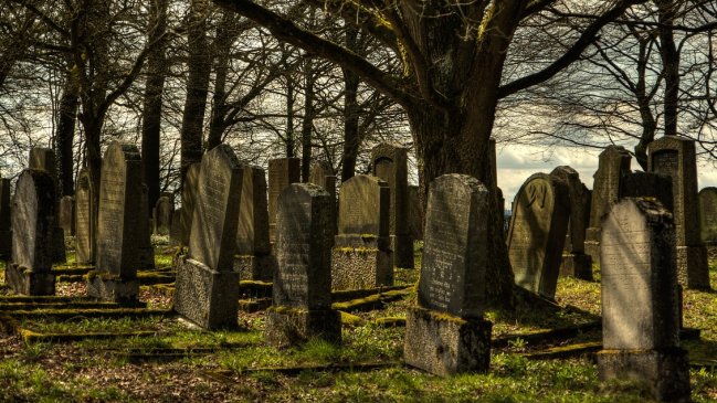 Borracho desenterró a su amigo muerto del cementerio para tomar con él