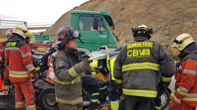 Camino La Pólvora: Auto ingresó contra el tránsito e impactó de frente con un camión
