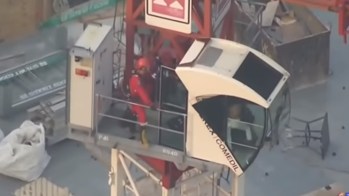 Rescatan a mujer que pasó horas semidesnuda en lo alto de una grúa en Canadá