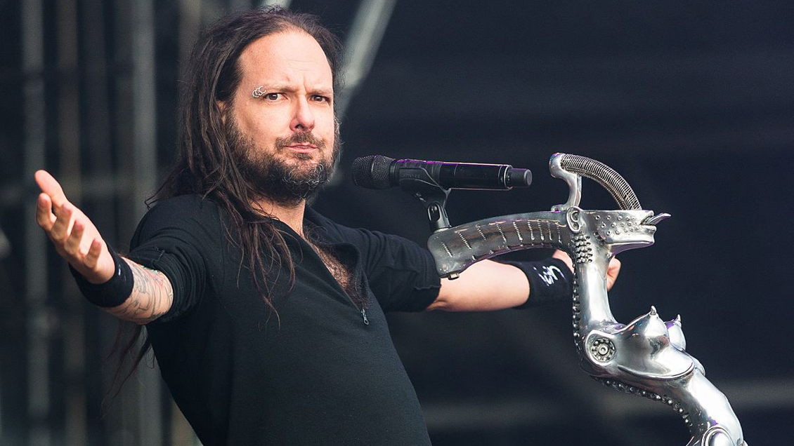 Encuentran muerta a esposa del cantante de Korn