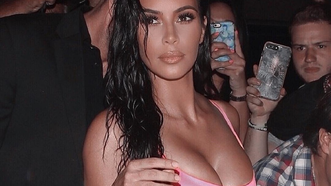 Kim Kardashian impactó con microbikini y polera mojada tras baja de peso