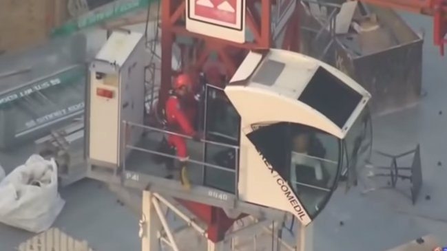 Rescatan a mujer que pasó horas semidesnuda en lo alto de una grúa en Canadá