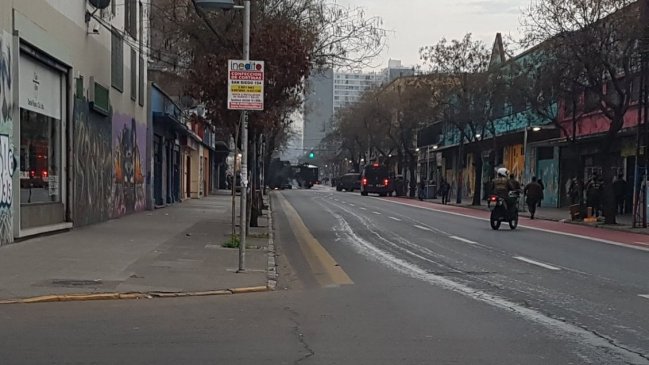 Encapuchados se enfrentaron a Carabineros en el Liceo Barros Borgoño