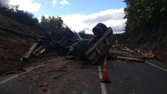 Ruta de la Madera: Camión chocó contra una camioneta