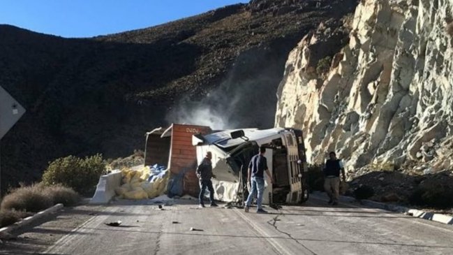 Camión con harina volcó en las cercanías de Chusmiza