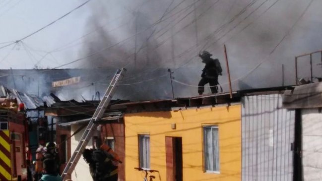 Incendio afectó a tres viviendas en Mejillones