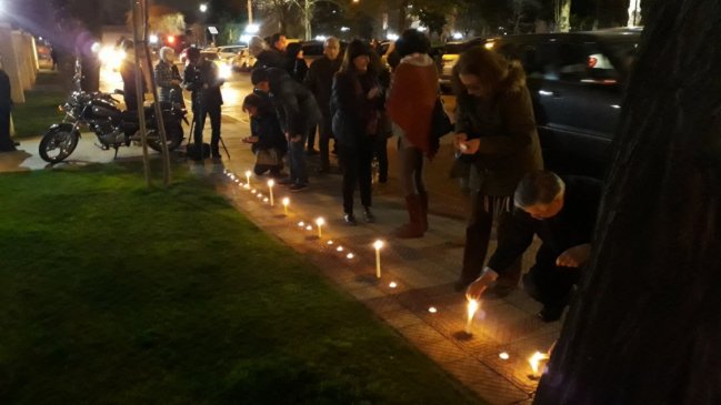 Familiares y amigos realizaron velatón en homenaje a Andrés Aylwin en Providencia