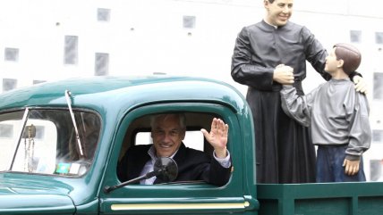 Piñera se subió a la camioneta verde de San Alberto Hurtado