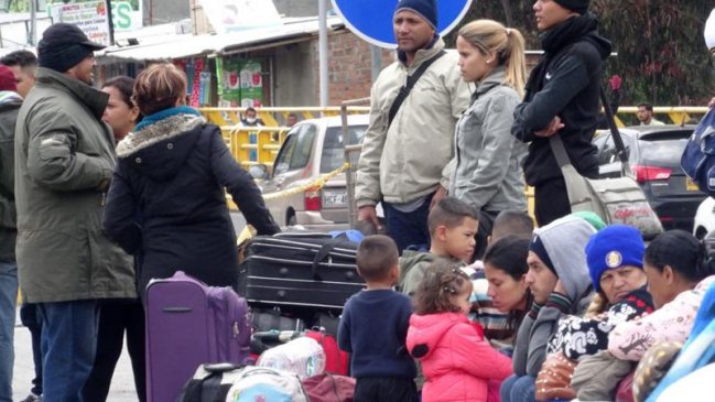 Angustia entre venezolanos sin pasaporte, varados en frontera de Ecuador tras cambio de norma