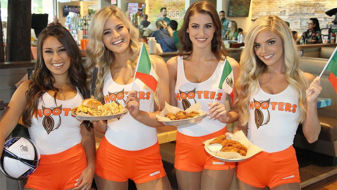 Hooters cierra locales porque a los millenials no les atraen los escotes