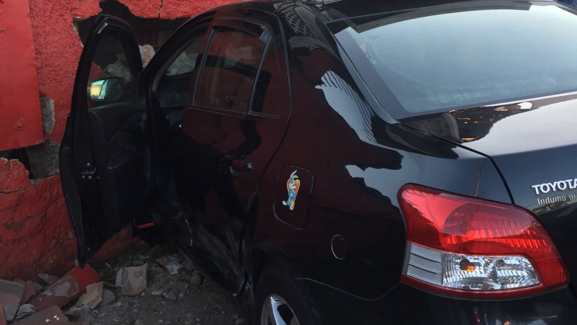 Taxi colectivo chocó contra el muro de una casa en San Bernardo