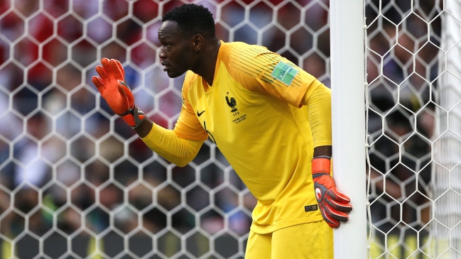 El campeón mundial Steve Mandanda se lesionó y estará fuera entre tres y cuatro semanas