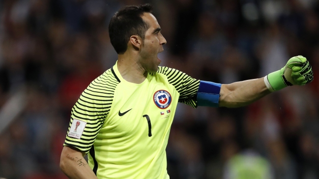 Desde Agüero hasta Andrónico Luksic: Los mensajes de apoyo a Claudio Bravo por su lesión