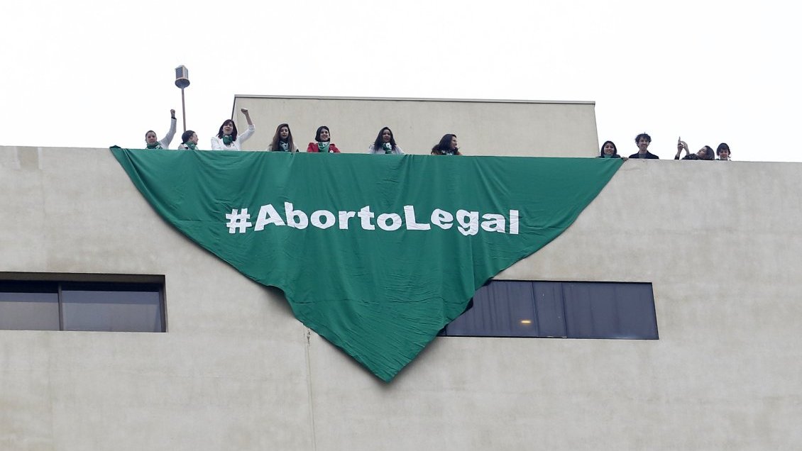 Oposición presentó proyecto de aborto libre con rechazo de la UDI y el Gobierno