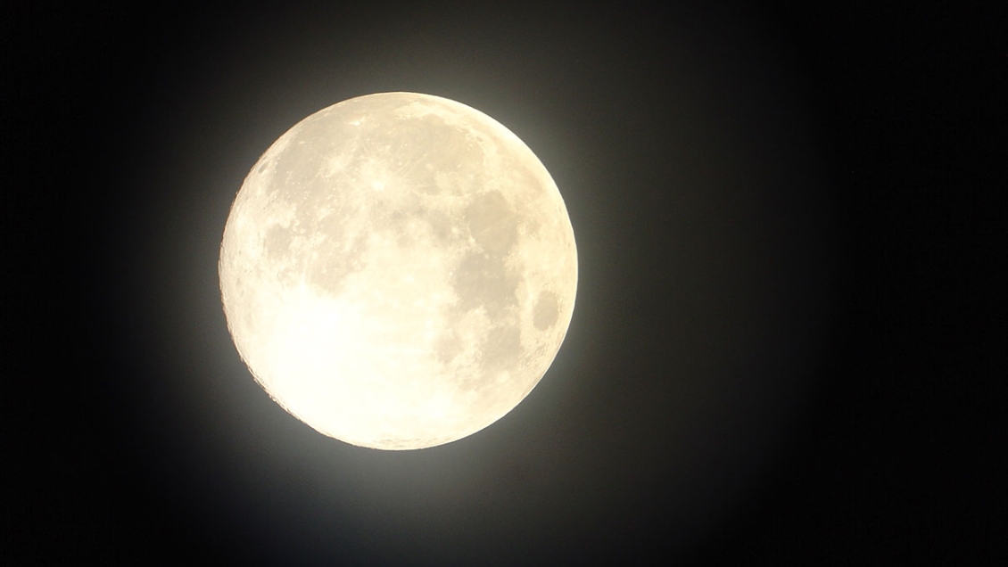 Científicos confirman presencia de hielo en la Luna