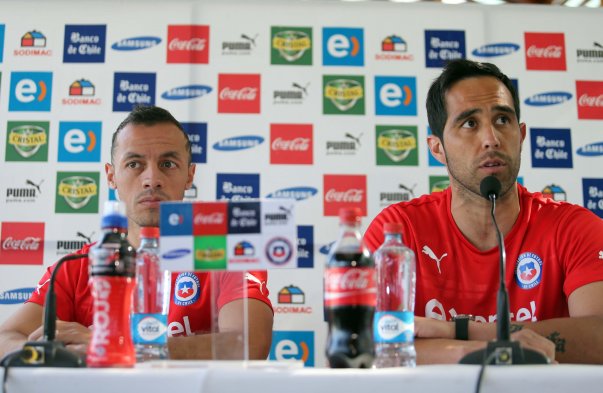 Los dos únicos seleccionados que enviaron mensajes a Claudio Bravo por su lesión