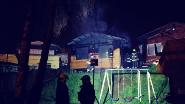 Cabaña quedó destruída tras incendio en calle Baquedano de Valdivia