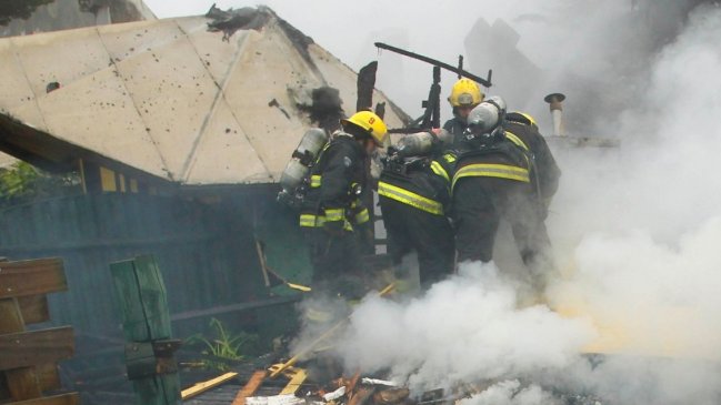 Incendio destruyó al menos dos viviendas de material ligero en Quinta Normal