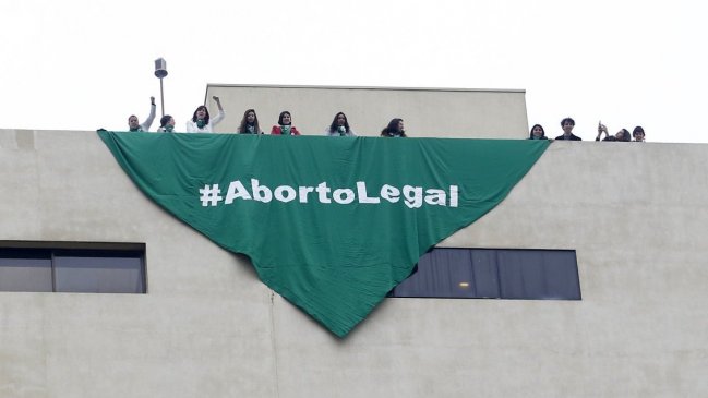 Oposición presentó proyecto de aborto libre con rechazo de la UDI y el Gobierno