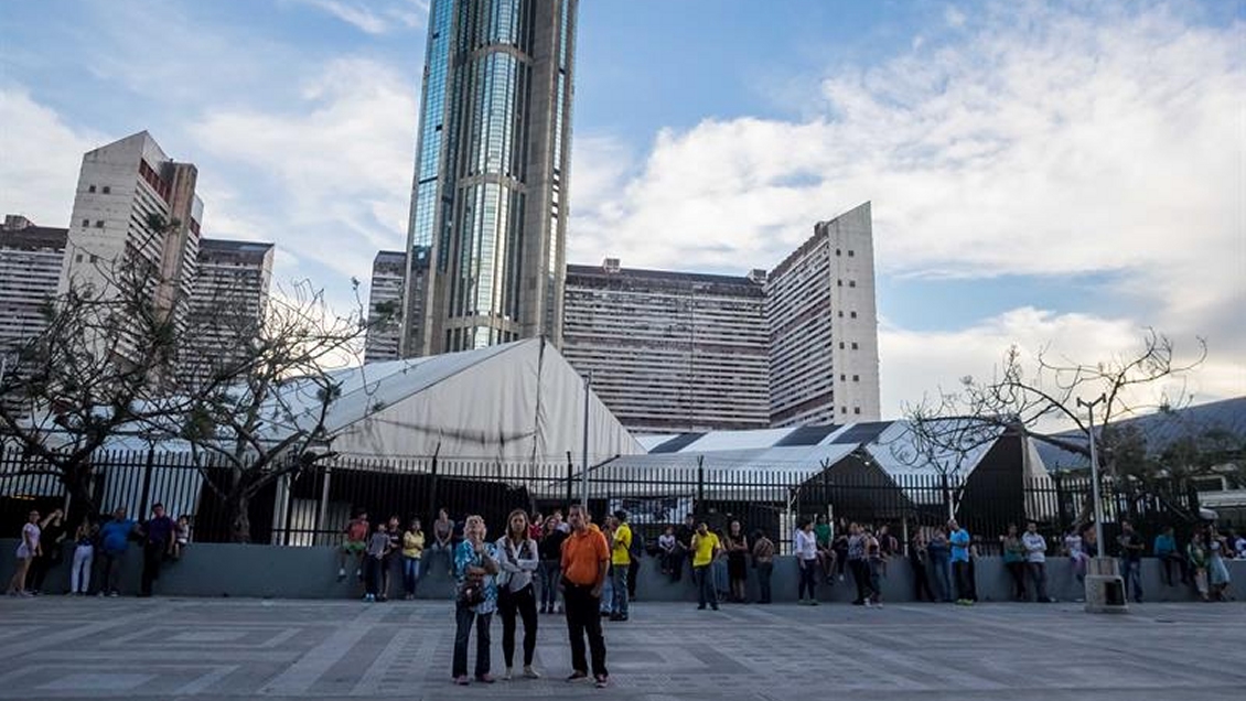 Venezuela corrige a 6,9 magnitud del sismo y autoridades admiten algunos 