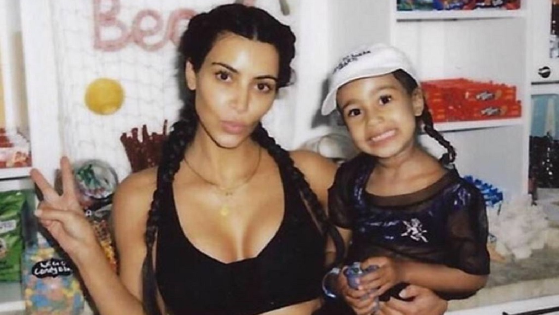 Critican a Kim Kardashian por cenar en un restaurante en mesa distinta a su hija