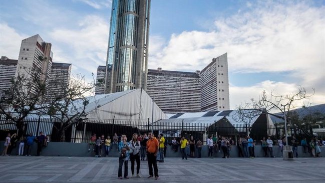 Venezuela corrige a 6,9 magnitud del sismo y autoridades admiten algunos 