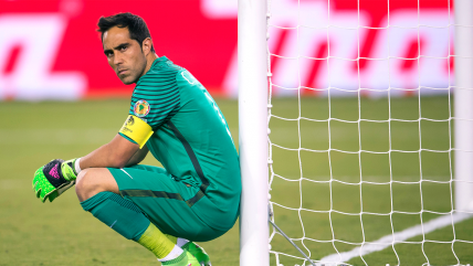   Aldo Schiappacasse comentó el poco apoyo recibido por Claudio Bravo de parte de los seleccionados 