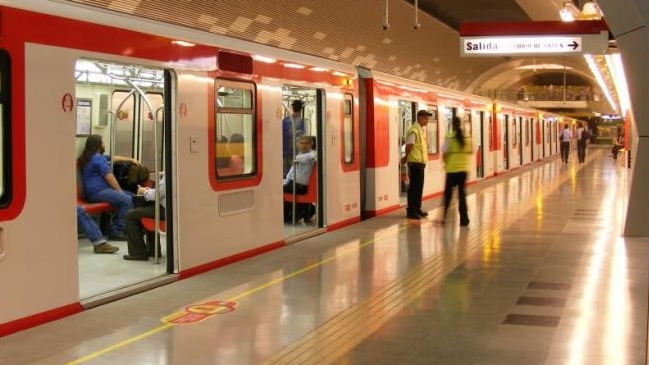 Artefactos incendiarios provocaron suspensión del servicio de Metro de Santiago