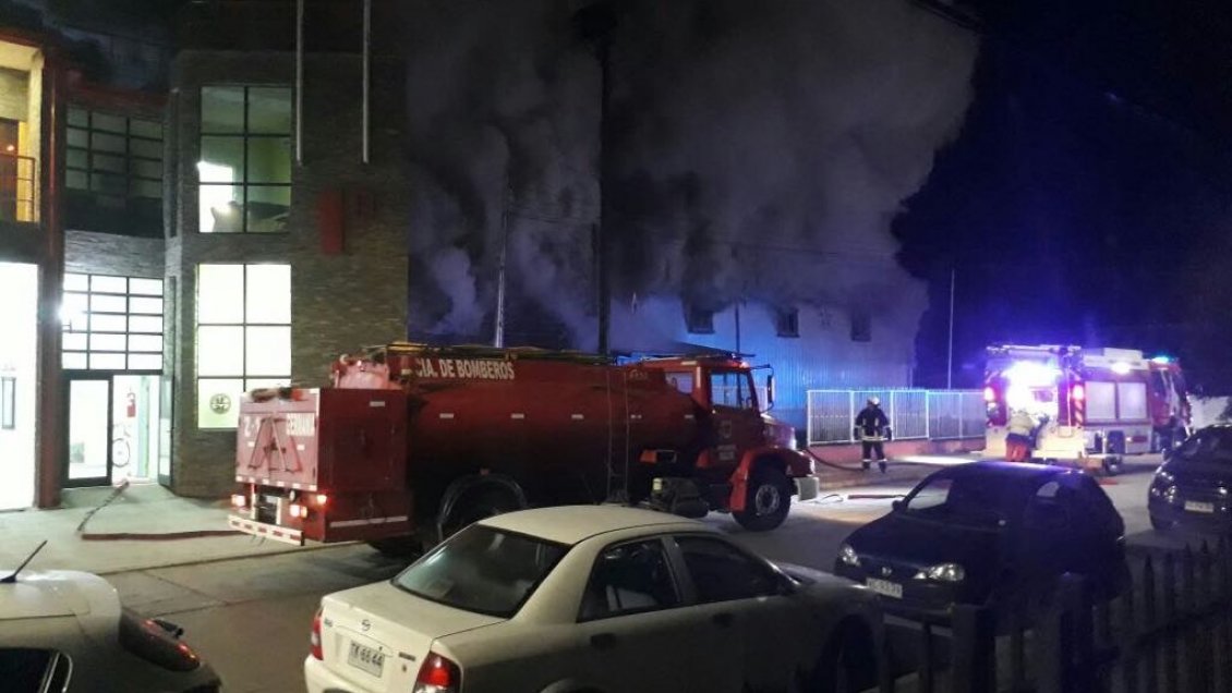 Incendio afectó a antiguo salón de la Primera Compañía de Bomberos de Paillaco