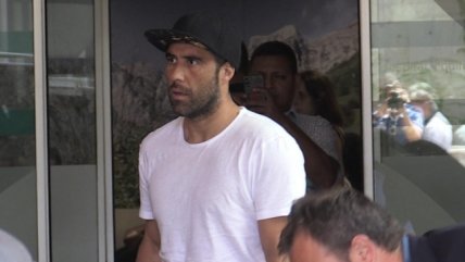   En muletas: Claudio Bravo llegó a Barcelona junto a Kevin de Bruyne para ser operado 