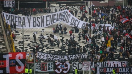 Los potentes mensajes de la hinchada de Colo Colo durante el arengazo