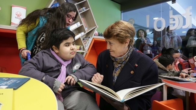  Ministra de las Culturas inauguró biblioteca inclusiva en el Instituto Teletón de Santiago  