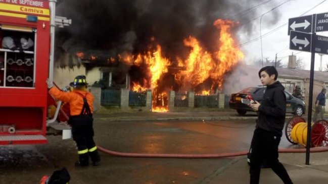 Punta Arenas: Fuego arrasó con vivienda y taller mecánico en la Población 18 de Septiembre