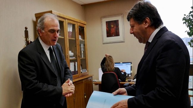 Senador por el Maule presentó proyecto de reforma para restringir las reelecciones