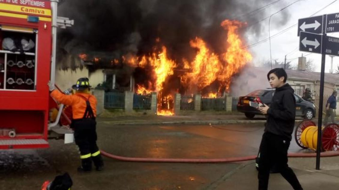 Punta Arenas: Fuego arrasó con vivienda y taller mecánico en la Población 18 de Septiembre
