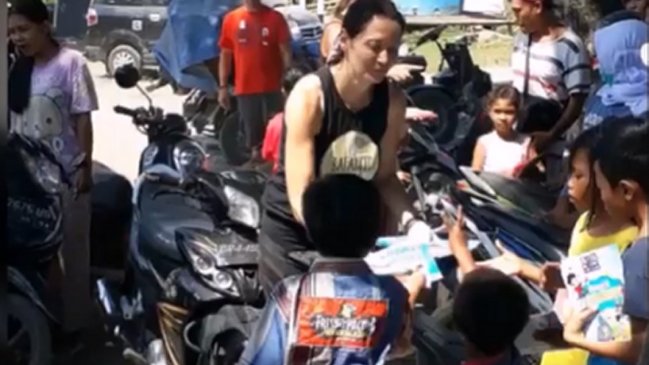 Chilena paralizó sus vacaciones para ayudar a víctimas de terremoto en Indonesia