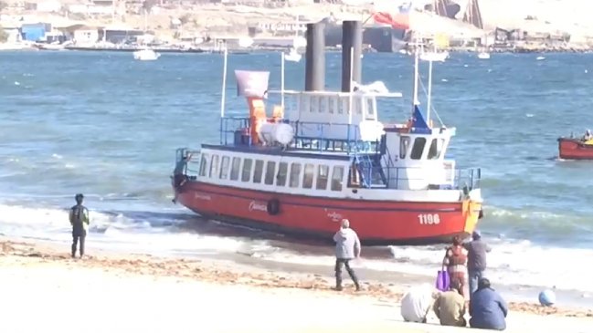 Caldera: Fuertes vientos provocan que embarcación varara en playa Mansa