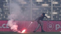 Barristas de Colo Colo lanzaron bengalas e interrumpieron desarrollo del Superclásico