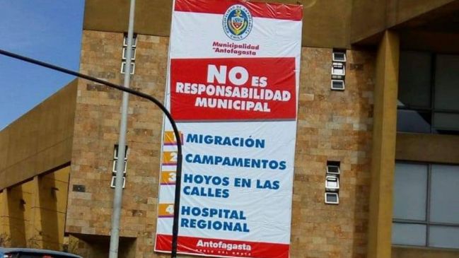 Remueven polémico cartel de la municipalidad de Antofagasta y responden a duras críticas