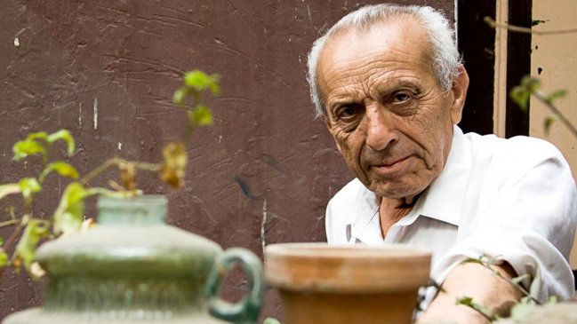 Perú retira premio nacional a poeta acusado de violar a sus hijas