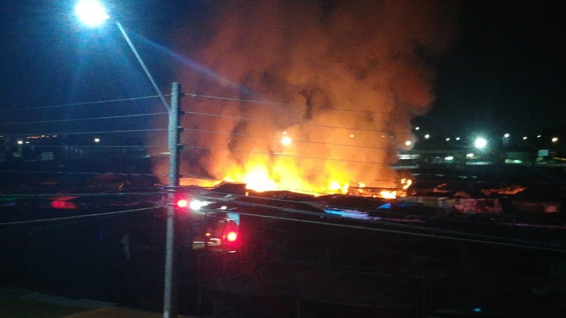 Incendio afectó a 16 locales de feria libre de Quilpué